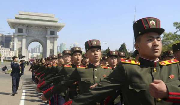 ▲ 25일 조선인민혁명군(항일유격대·빨치산) 창건 93주년을 맞아 북한 평양 개선문 거리에서 북한 인민군이 항일 혁명 선열의 넋을 기리며 행진하고 있다. 북한은 인민군의 뿌리로 여기는 조선인민혁명군을 위대한 김정은 혁명강군으로 강화·발전시켜야 한다며 김정은 국무위원장에 대한 충성을 촉구했다. 사진=뉴시스