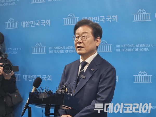 ▲ 이재명 전 더불어민주당 대표가 지난 11일 국회 소통관에서 비전 및 캠프 인선 기자회견을 마친 후 기자들과 만난 자리에서 발언하고 있다. 사진=투데이코리아