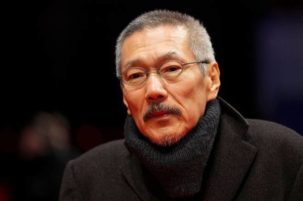 ▲ 홍상수 감독이 지난 2월 20일(현지시간) 독일 베를린에서 열린 제75회 베를린 국제영화제에서 영화 ‘그 자연이 네게 뭐하고 하니’ 레드 카펫 행사에 참석해 포토 타임을 갖고 있다. 사진=AP/뉴시스