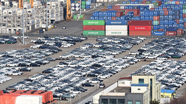 ▲ 경기도 평택시 포승읍 평택항 야적장에 수출용 자동차들이 세워져 있다. 사진=뉴시스