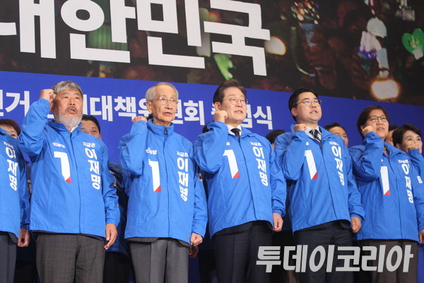 ▲ 이재명 더불어민주당 대선 후보(가운데)가 30일 국회 의원회관에서 열린 ‘제21대 대통령선거 더불어민주당 선거대책위원회 출범식’에서 기념 촬영을 하고 있다. 사진=이기봉 기자