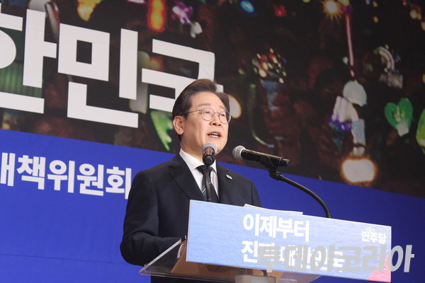 ▲ 이재명 더불어민주당 대선 후보(가운데)가 30일 국회 의원회관에서 열린 ‘제21대 대통령선거 더불어민주당 선거대책위원회 출범식’에서 발언하고 있다. 사진=이기봉 기자