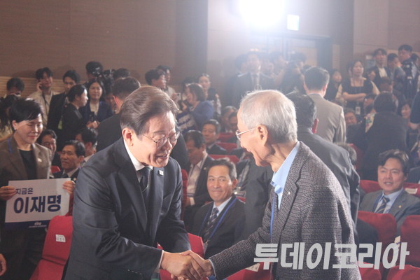 ▲ 이재명 더불어민주당 대선 후보가 30일 국회 의원회관에서 ‘제21대 대통령선거 더불어민주당 선거대책위원회 출범식’에 앞서 윤여준 상임 총괄선대위원장과 악수를 나누고 있다. 사진=이기봉 기자