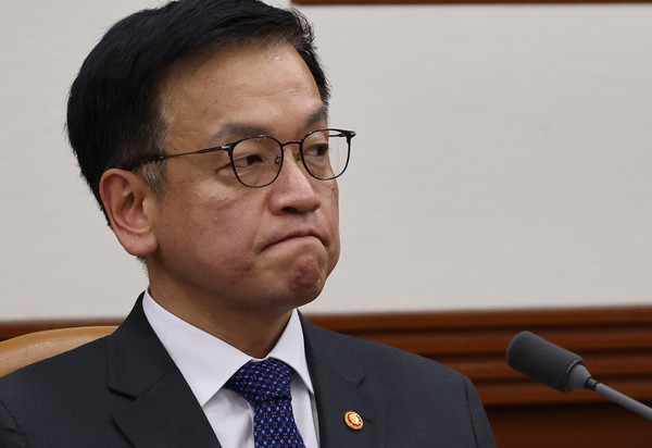 ▲ 최상목 경제부총리 겸 기획재정부 장관이 15일 서울 종로구 정부서울청사에서 열린 긴급경제관계장관회의에 참석해 생각에 잠겨 있다. 사진=뉴시스