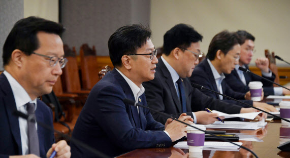 ▲ 김범석 부총리 겸 기획재정부 장관 직무대행이 2일 오전 서울 중구 은행회관에서 열린 ‘거시경제·금융현안 간담회’를 주재, 모두발언을 하고 있다. 사진=기획재정부