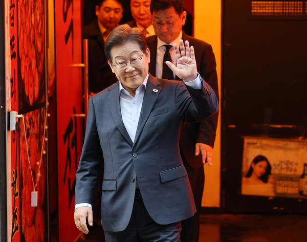 ▲ 이재명 더불어민주당 대선후보가 지난 1일 오후 서울 종로구의 한 포장마차에서 열린 비전형 노동자 간담회를 마치고 나오는 모습. 사진=뉴시스