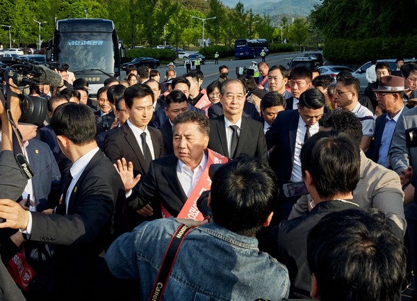 ▲ 대통령 선거 출마를 선언한 한덕수 전 국무총리가 2일 오후 광주 북구 국립5·18민주묘지에 들어서고 있다. 사진=한덕수 예비후보 캠프