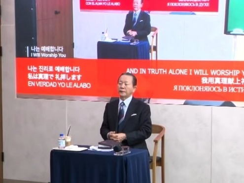 ▲ 출국금지 조치로 홍콩 집회를 서울 소재의 237센터에서 비대면으로 진행 중인 류광수 총재. 사진=유튜브 채널 ‘RUTC 방송국’ 갈무리