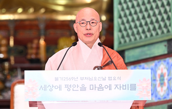 ▲ 조계종 총무원장 진우스님이 5일 서울 종로구 조계사에서 부처님오신날 봉축법요식에서 봉축사를 하고 있다. 사진=뉴시스