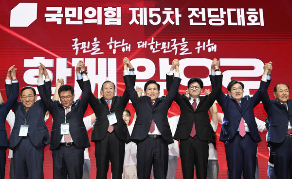 ▲ 3일 경기 고양 킨텍스에서 열린 국민의힘 대선 후보 선출 전당대회에서 최종 후보 김문수 후보와 권영세 비대위원장 등 지도부가 기념촬영하고 있다. 사진=뉴시스