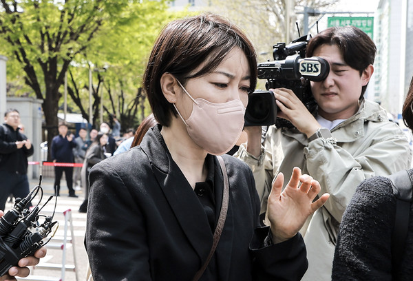 ▲ 음주운전 및 불법 숙박업 혐의로 재판에 넘겨진 문재인 전 대통령의 딸 문다혜 씨가 17일 서울 마포구 서울서부지방법원에서 열린 1심 선고기일을 마친 뒤 법원을 나오고 있다. 사진=뉴시스