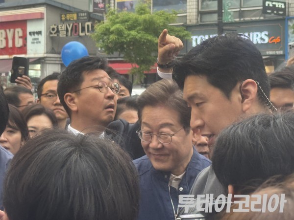 ▲ 이재명 더불어민주당 대선 후보가 1일 오후 경기 포천시 신읍사거리 인근서 골목골목 경청투어를 열고 지지자들과 인사하고 있다. 사진=투데이코리아