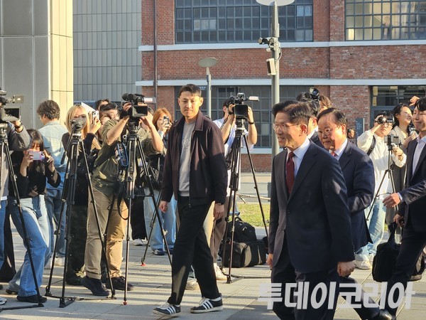 ▲ 김문수 국민의힘 대선 후보가 7일 서울 종로구 한 식당에서 한덕수 무소속 대선 예비후보와의 회동을 갖기 위해 들어서고 있다. 사진=투데이코리아