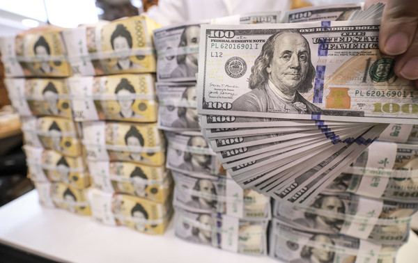 ▲ 서울 중구 하나은행 위변조대응센터에 원화와 달러화가 놓여있다. 사진=뉴시스