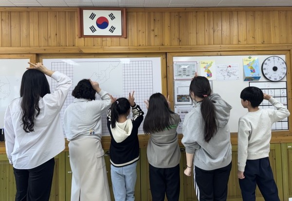 ▲ 학생들이 학교폭력 예방교육 프로그램에 참여하고 있다. 사진=뉴시스