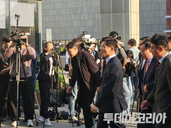 ▲ 김문수 국민의힘 대선 후보가 7일 김문수-한덕수 후보 만찬 장소로 들어서고 있다. 사진=투데이코리아