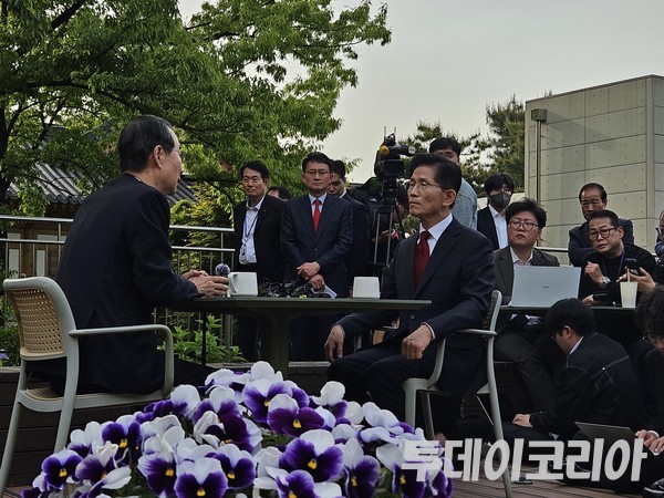 ▲ 김문수 국민의힘 대선후보와 한덕수 무소속 대선 예비후보가 8일 단일화 논의를 위해 서울 국회 사랑재에 위치한 커피숍에서 만났으나, 성과 없이 종료됐다.