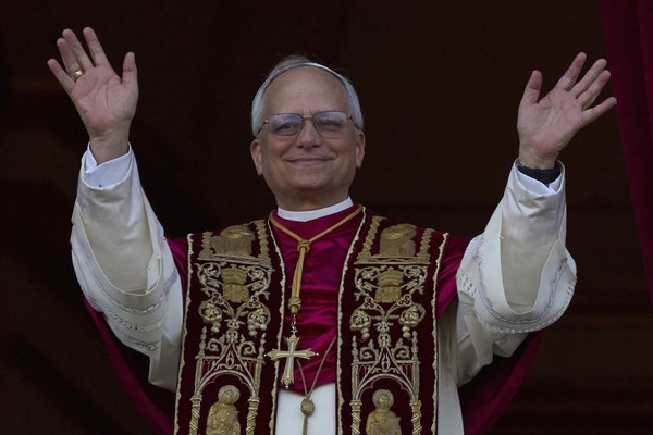 ▲ 8일(현지 시간) 제267대 교황으로 선출된 미국의 로버트 프랜시스 프레보스트(69) 추기경이 선출 직후 바티칸 성베드로 대성당 중앙 '강복의 발코니'에서 인사하고 있다. 새 교황의 즉위명은 '레오 14세'로 '레오'는 라틴어로 '사자'를 뜻한다. 사진=뉴시스