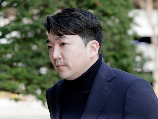 ▲ 기업회생절차를 신청한 최형록 발란 대표가 지난 3일 서울 서초구 서울회생법원에서 열린 심문기일에 출석하고 있다. 사진=뉴시스