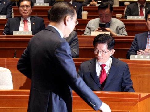 ▲ 김문수 국민의힘 대선 후보가 9일 서울 여의도 국회에서 열린 의원총회에서 발언을 마치고 떠나는 권영세 비대위원장을 바라보고 있다. 사진=뉴시스