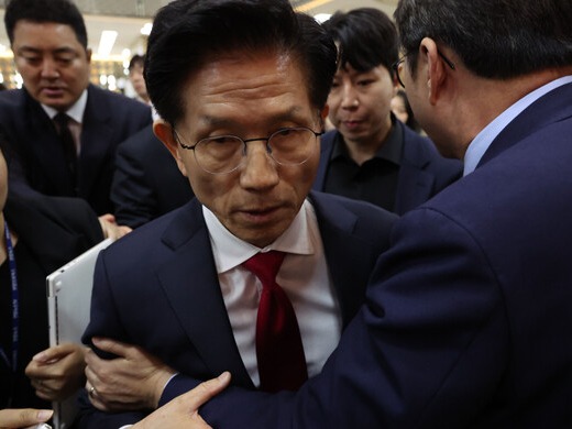 ▲ 김문수 국민의힘 대선 후보가 5월 9일 오전 서울 여의도 국회에서 열린 의원총회에서 권영세 비상대책위원장의 발언을 마치고 의총장을 나서고 있다. 사진=뉴시스