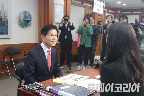 ▲ 김문수 국민의힘 대선 후보가 11일 과천 중앙선거관리위원회에서 21대 대통령선거 후보 등록을 하고 있다. 사진=이기봉 기자