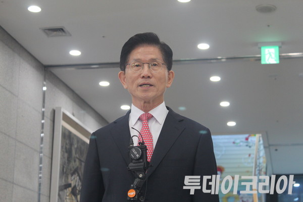 ▲ 김문수 국민의힘 대선 후보가 11일 과천 중앙선거관리위원회에서 대통령선거 후보 등록을 마친 뒤 기자들과 만난 자리에서 발언하고 있다. 사진=이기봉 기자