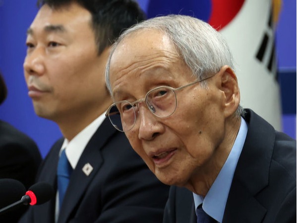 ▲ 윤여준 더불어민주당 총괄선거대책위원장이 11일 서울 여의도 당사에서 선거 기조 등 현안 기자간담회를 갖고 발언하고 있다. 사진=뉴시스