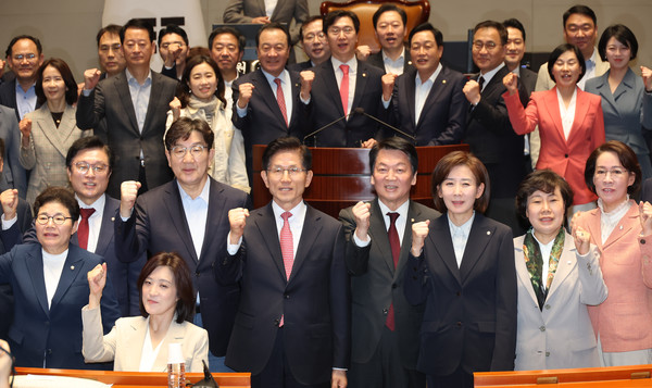 ▲ 김문수 국민의힘 대선 후보와 권성동 원내대표가 11일 서울 여의도 국회에서 열린 의원총회에서 참석 의원들과 기념촬영을 하고 있다. 사진=뉴시스