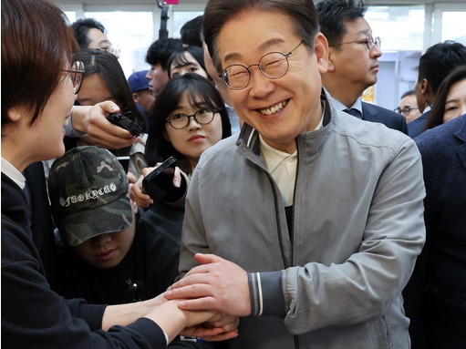 ▲ 민심을 청취하는 '경청 투어'에 나선 이재명 더불어민주당 대선후보가 3일 강원도 속초중앙시장에서 상인과 대화를 나누며 활짝 웃고 있다. 사진=뉴시스