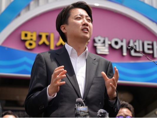 ▲ 이준석 개혁신당 대선 후보가 11일 부산 강서구 명지시장을 방문해 연설하고 있다. 사진=이준석 캠프