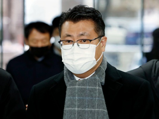 ▲ 의약품 원료 납품 업체와의 허위 거래로 비자금을 조성한 혐의를 받고 있는 장원준 전 신풍제약 대표가 27일 서울 서초구 서울중앙지방법원에서 열린 영장실질심사에 출석하고 있다. 사진=뉴시스