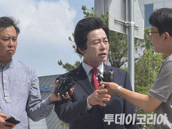 ▲ 지난해 7월 준강제 추행 혐의를 받고 있는 허경영 국가혁명당 명예대표가 피의자 신분으로 출석하기 전 경기북부경찰청 별관 앞에서 기자회견을 하고 있다. 사진=투데이코리아