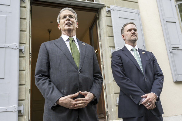 ▲ 11일(현지시간) 스콧 베센트 미국 재무장관(왼쪽)과 제이미슨 그리어 미국 무역대표부(USTR) 대표가 스위스 제네바에서 열린 미국과 중국 간 양자 회담 둘째 날 언론의 질문에 답하고 있다. 사진=뉴시스