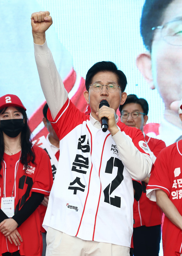 ▲ 김문수 국민의힘 대선 후보가 12일 대구 달성로 서문시장에서 시민들에게 지지를 호소하고 있다. (공동취재) 사진=뉴시스