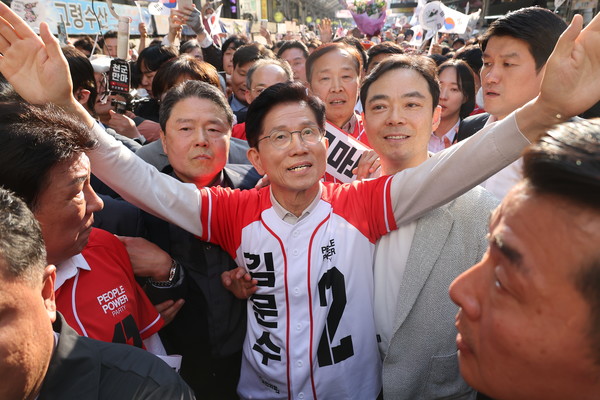 ▲ 김문수 국민의힘 대선후보가 12일 대구 달성로 서문시장에서 시민들에게 인사를 하고 있다. (공동취재) 사진=뉴시스