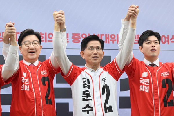 ▲ 김문수 국민의힘 대선 후보와 공동선거대책위원장들이 12일 오전 서울 여의도 국민의힘 중앙당사에서 열린 '중앙선대위 회의 및 중앙선대위 임명장 수여식'에서 기념촬영을 하고 있다.왼쪽부터 권성동, 공동선대위원장, 김 후보, 김용태 공동선대위원장. (공동취재) 사진=뉴시스