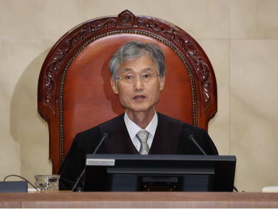 ▲ 조희대 대법원장이 23일 오후 서울 서초구 대법원 대법정에서 열린 이혼한 부부에게 혼인무효 처분을 인정하지 않는 혼인무효소송에 대한 전원합의체 선고를 위해 자리에 앉아있다. 2024.05.23. 사진=뉴시스