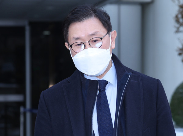 ▲ 옛 검찰 동료에게 수사 편의를 제공한 대가의 뇌물을 받은 혐의로 기소된 김형준 전 부장검사가 10일 서울 서초구 서울중앙지법에서 열린 2심 선고 공판에서 무죄를 선고 받은 후 법원을 나서고 있다. 2024.01.10. 사진=뉴시스