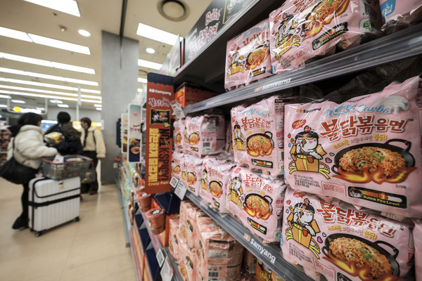▲ 서울시내 대형마트에 K-푸드로 인기를 끌고있는 불닭볶음면이 진열되어있다. 사진=뉴시스