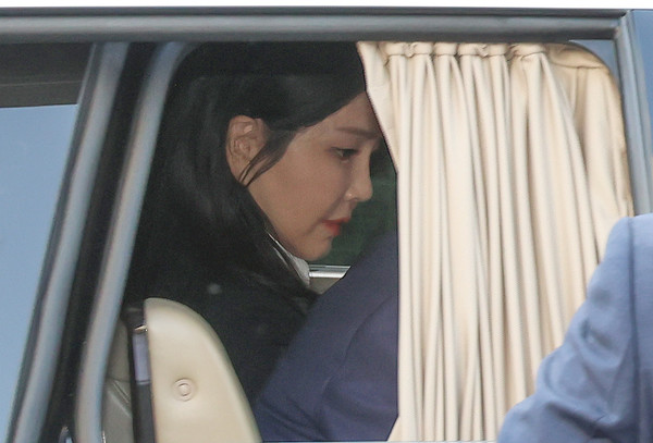 ▲ 윤석열 전 대통령의 부인인 김건희 여사가 11일 오후 서울 용산구 한남동 대통령 관저를 떠나고 있다. 2025.04.11. 사진=뉴시스