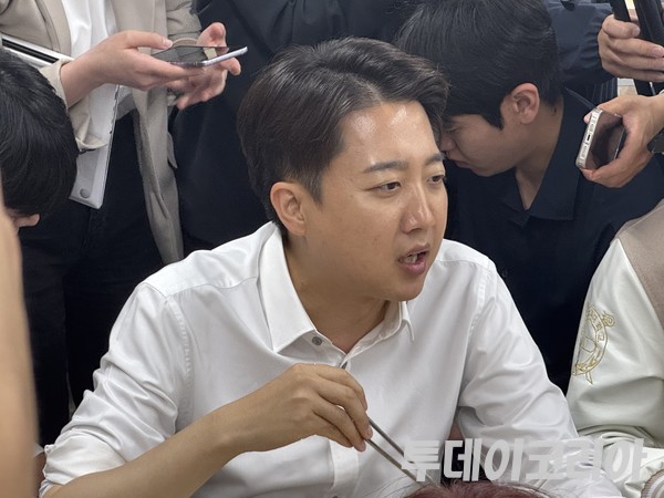 ▲ 15일 이준석 개혁신당 대선후보가 서울교육대학교에서 진행된 '학식먹자' 행사에서 학생들과 대화하고 있다. 사진=진민석 기자