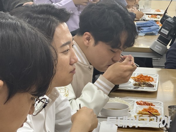 ▲ 15일 이준석 개혁신당 대선후보가 서울교육대학교에서 진행된 '학식먹자' 행사에서 학생들과 대화하고 있다. 사진=진민석 기자