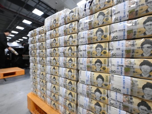 ▲ 설날을 보름 앞둔 지난 1월 14일 서울 중구 한국은행 본점에서 현금 운송업체 관계자들이 시중은행에 공급될 설 자금 방출 작업을 하고 있다. 사진=뉴시스