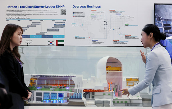 ▲ 지난해 4월 3일 서울 강남구 코엑스에서 열린 코리아스마트그리드엑스포 원전 수출 특별관에서 한국수력원자력 관계자가 한국형 원자력 발전소 APR1400(Advanced Power Reactor 1400)을 설명하고 있다.  사진=뉴시스