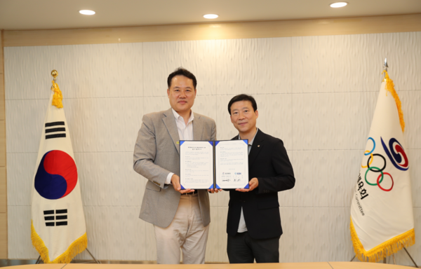 ▲ 최원 KH그룹 필룩스유도단 단장(왼쪽)과 김택수 대한체육회 선수촌장이 15일 국가대표 선수촌에서 업무협약을 체결하고 기념촬영을 하고 있다. 사진=KH그룹