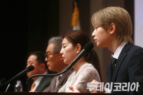 ▲ 세계복음화전도협회(이하 다락방) 피해자와 탈퇴자로 구성된 단체 ‘코람데오연대’가 10일 서울 한국프레스센터에서 열린 ‘류광수 총재 성폭력 피해자 기자회견’을 진행하고 있다. 사진=투데이코리아