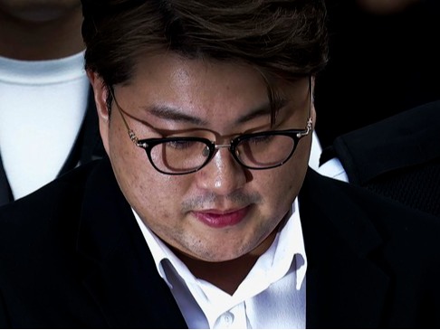 ▲ 음주 뺑소니 혐의를 받고 있는 트로트 가수 김호중이 24일 서울 서초구 서울중앙지방법원에서 열린 영장실질심사(구속 전 피의자심문)을 마친 뒤 법원을 나서고 있다. 2024.05.24. 사진=뉴시스