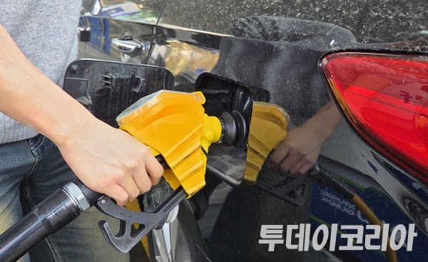 ▲ ▲ 서울시 한 주유소에서 시민이 주유를 하고 있다. 사진=투데이코리아
