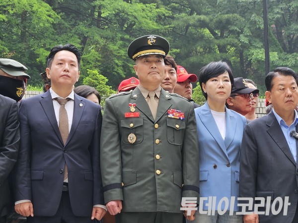 ▲ 박정훈 전 해병대 수사단장(왼쪽에서 두 번째)이 16일 서울고등법원에서 예정된 항명 혐의 항소심 2차 공판준비기일 출석에 앞서 기자회견을 열었다. 사진=이기봉 기자